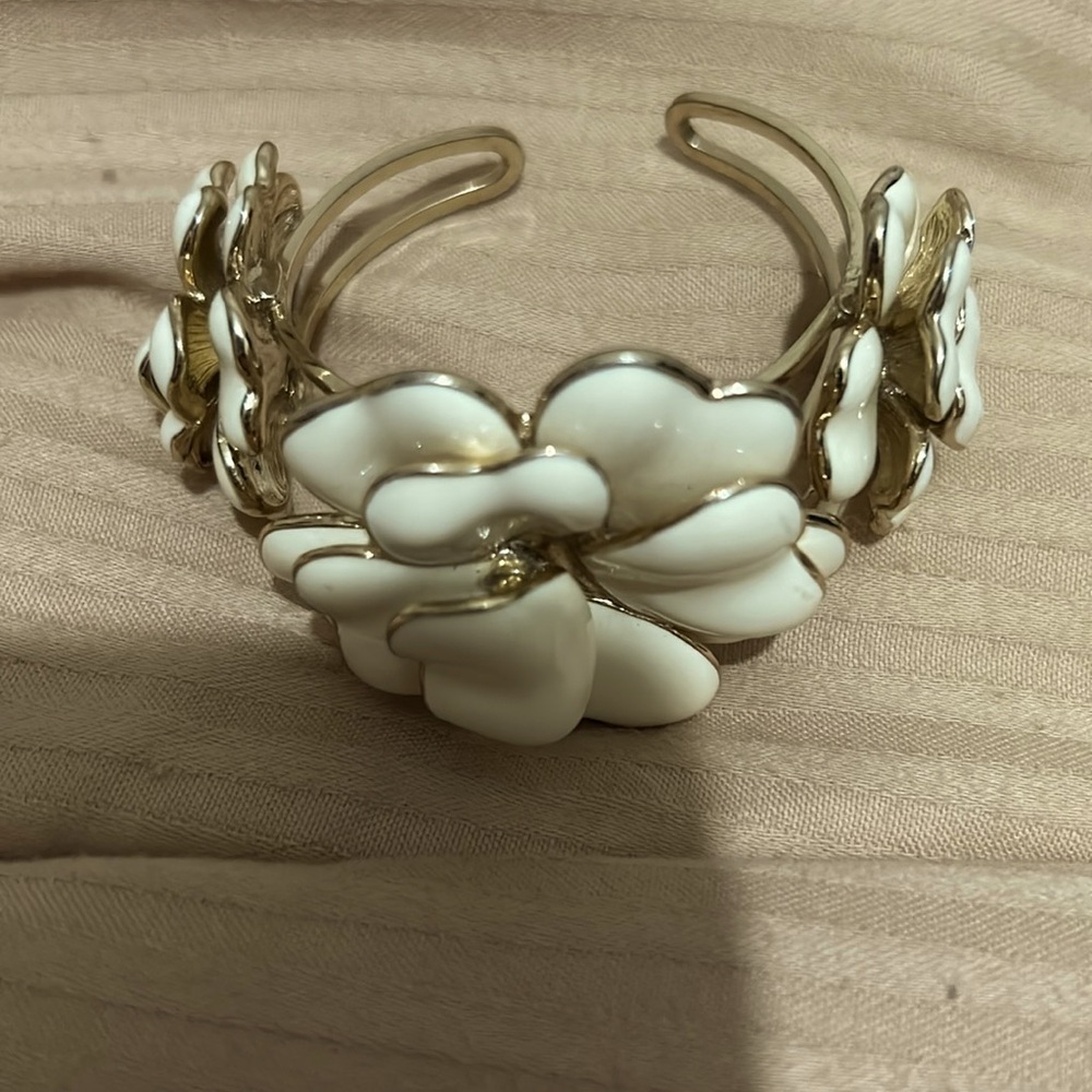 White flower bangle